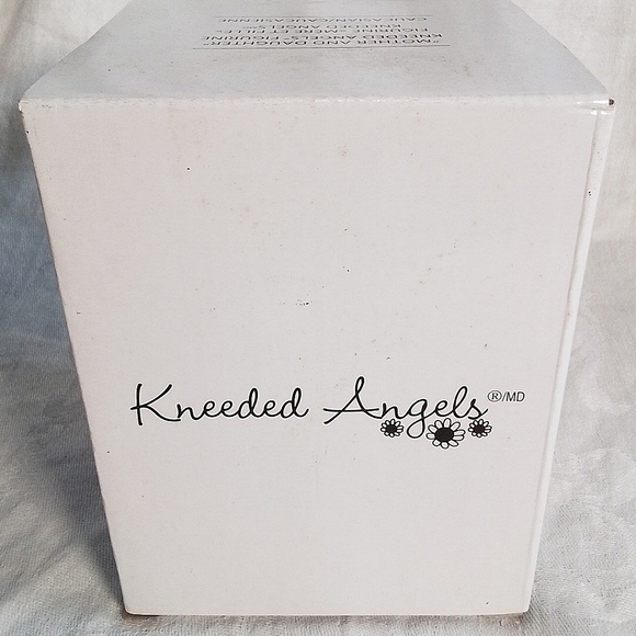 Kneeded Angel's "Mother and Daughter" Figurine: Caucasian, both with dark hair. - Picture 11 of 11